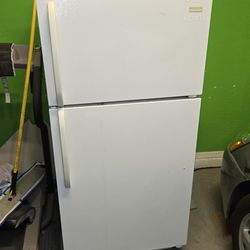 (Pick up only)Frigidaire refrigerator
