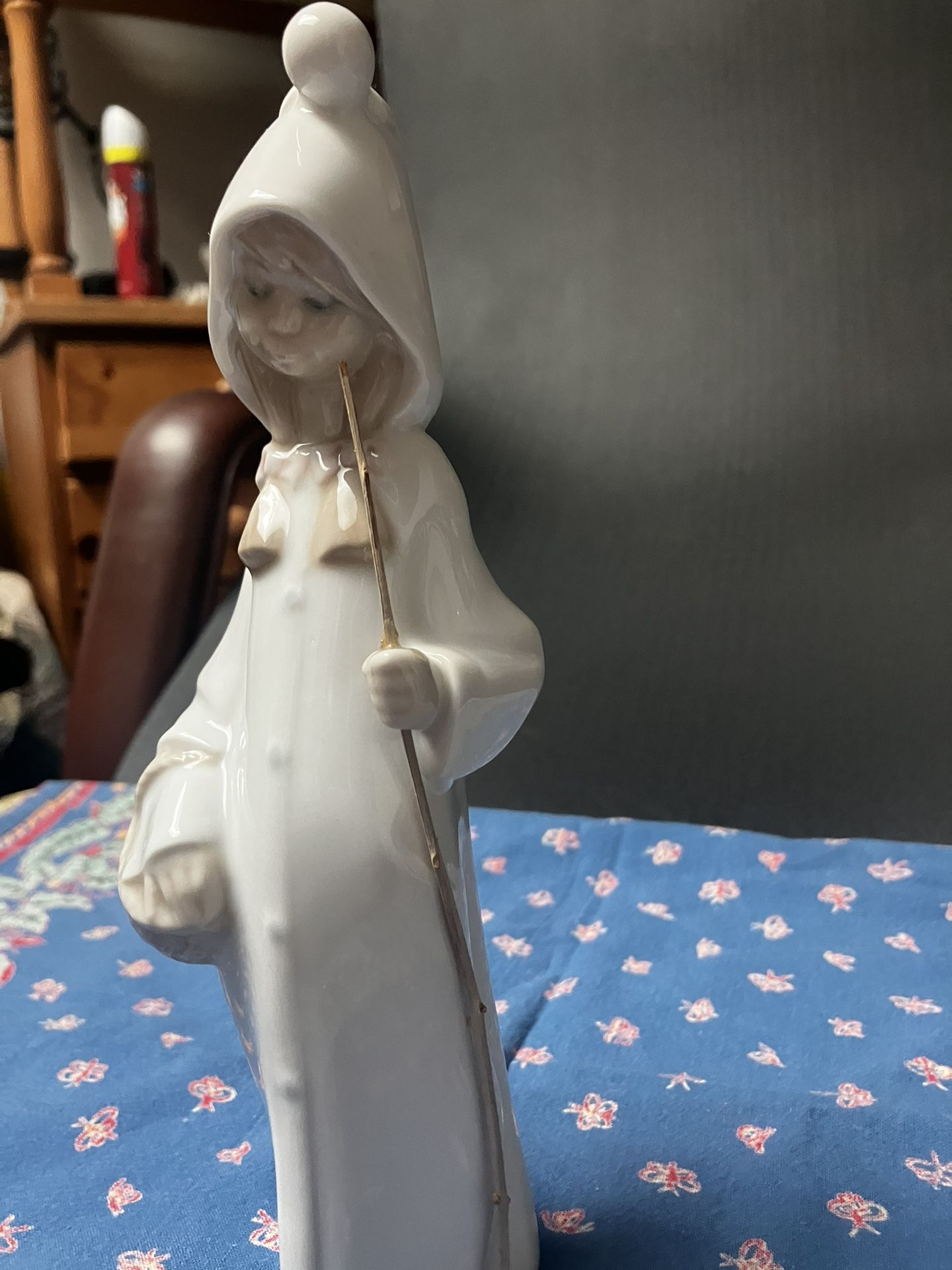 LLADRO SHEPHEHERDESS With Basket And Stick