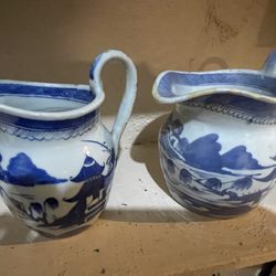 A pair of porcelain pots