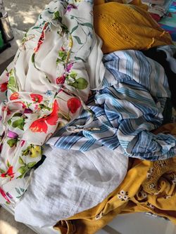 TENGO MUCHA ROPA DE MUJER $1 CADA PIESA EN SUN VALLEY