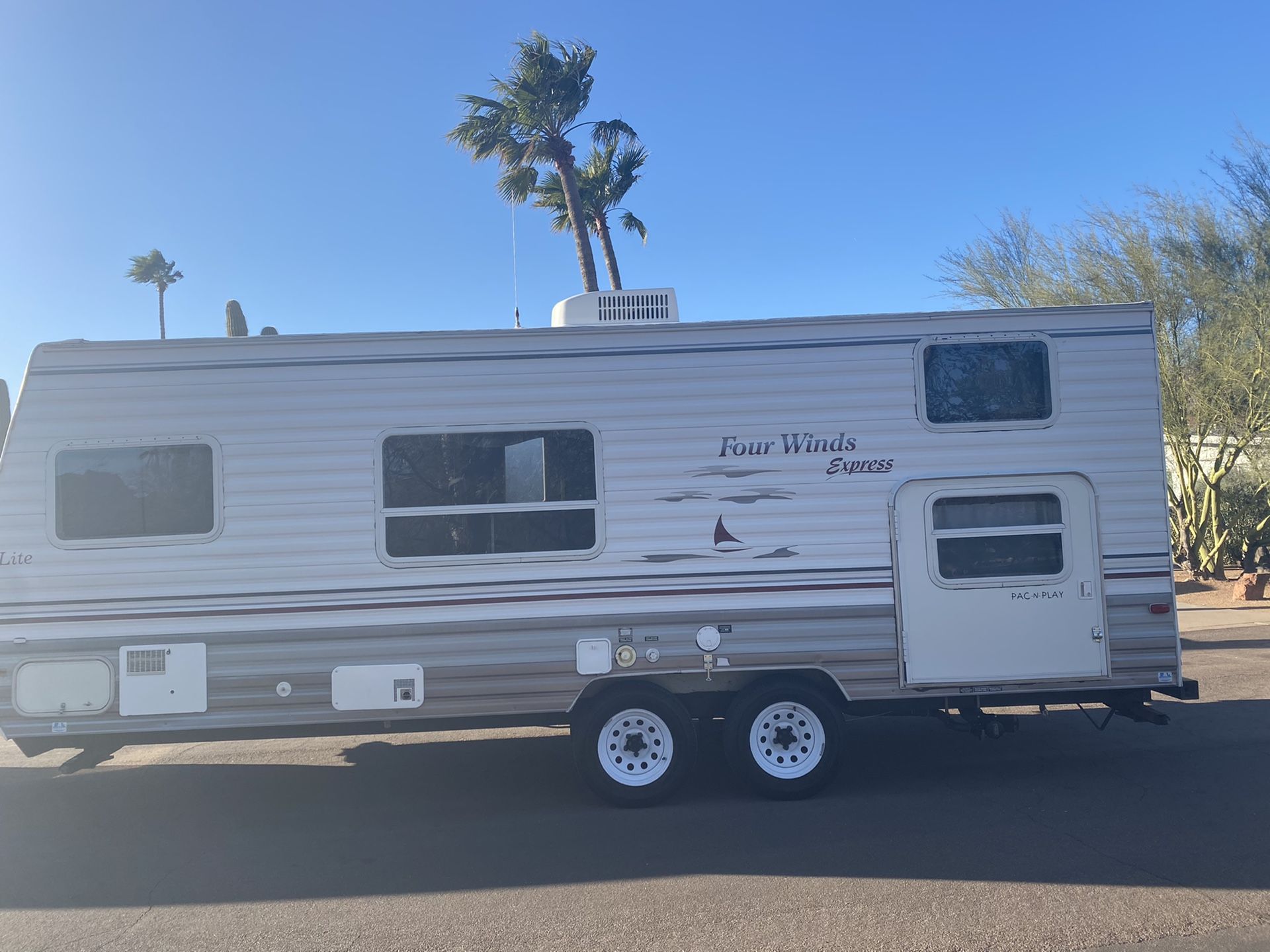 2005 FOUR WINDS EXPRESS LITE. 24FT. 4K. LBS. DRY WEIGHT, LIKE BRAND NEW