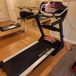 SOLE F80 TREADMILL ( EXCELLENT CONDITION & DELIVERY AVAILABLE TODAY)