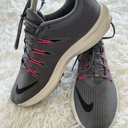 Nike Quest Grey &Pink Running Shoes Size 8