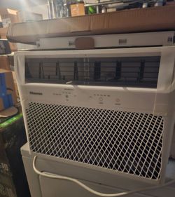 WINDOW AIR CONDITIONER FOR LARGE ROOM.....12,000 BTU....REMOTE INCLUDED....NEW...$ 350