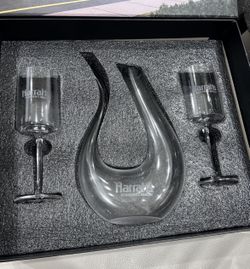 Harrah’s Wine Decanter  w/ 2 Glasses 