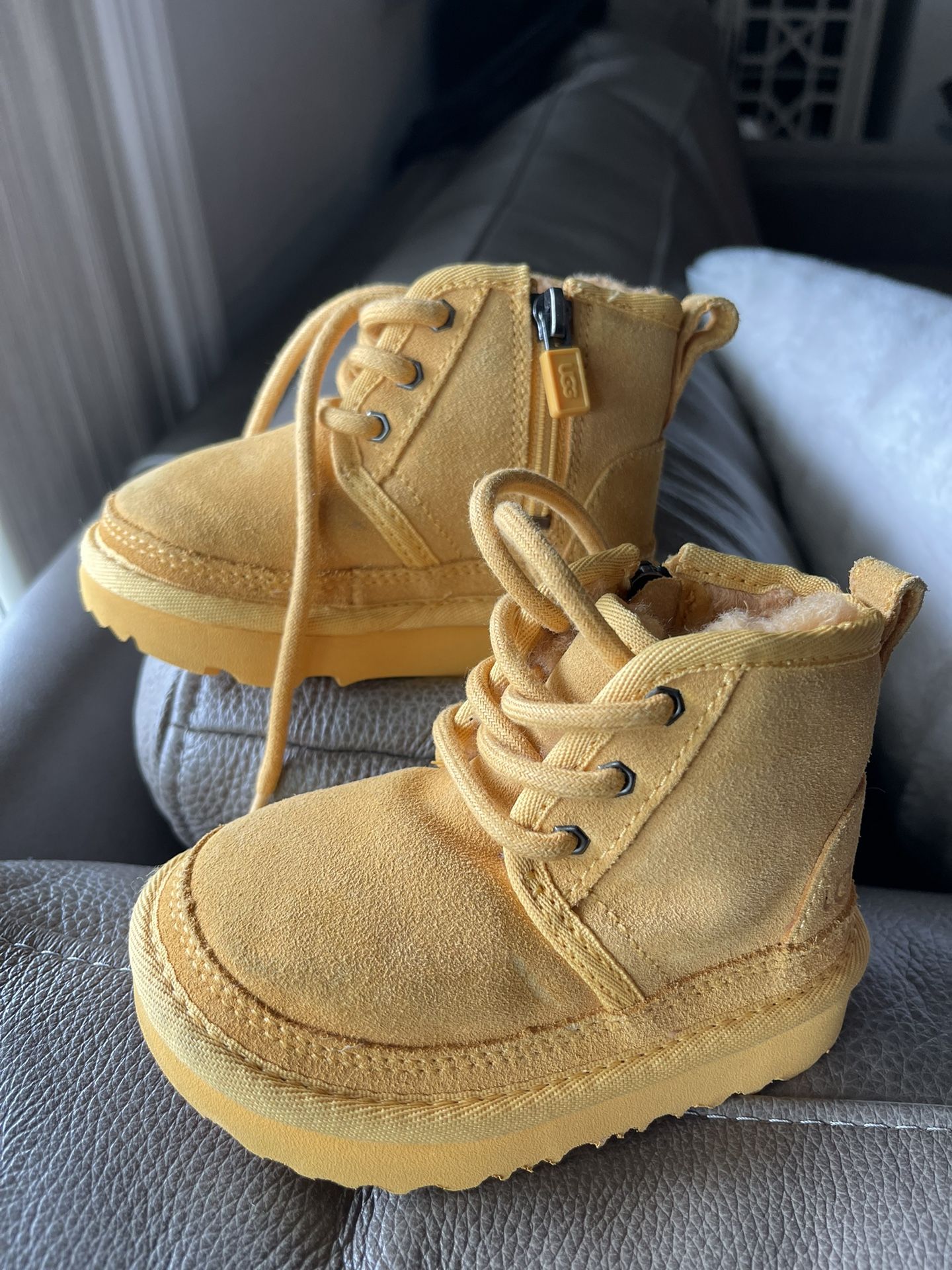 Toddler Uggs Boot 6c