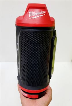Milwaukee Bluetooth Jobsite Speaker TOOL ONLY/ NO INCLUYE BATERIA