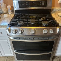 Gas Stove 5 Burners  Like 👍 New Everithyn Work Great Price Firm 