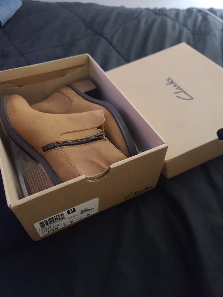 Clarks Womens Zip Leather Bootie