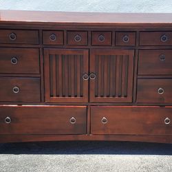 (FREE LOCAL DELIVERY) Solid wood American Signature 15 drawer dresser 