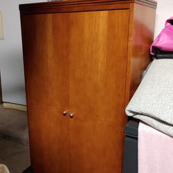 WOODEN CABINET NO SCRATCHES 