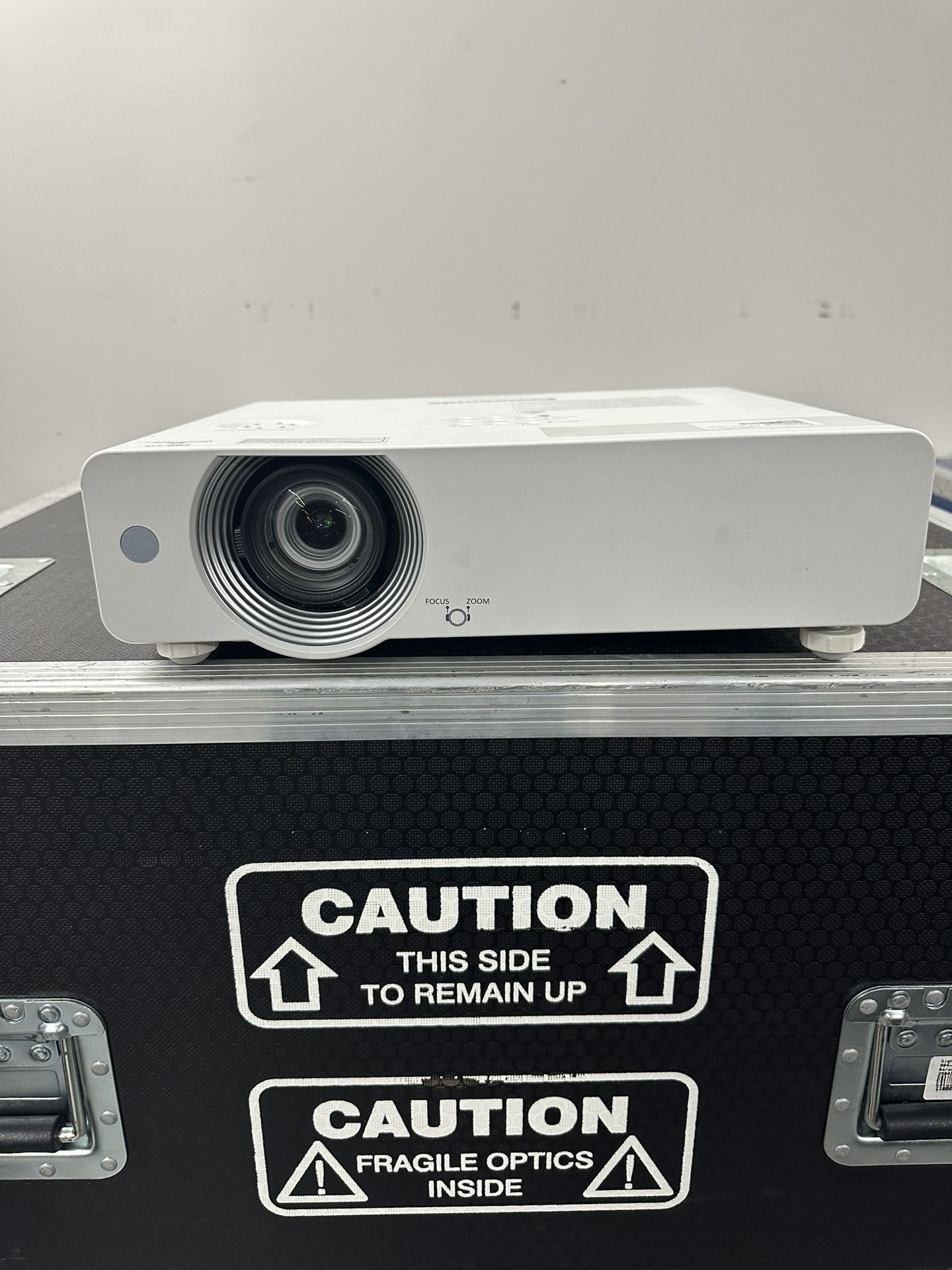 4.8K Panasonic PT- VW440 WXGA