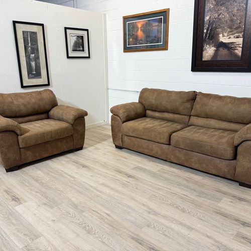 Tan Ashley couch and oversized chair
( FREE DELIVERY AVAILABLE đźš› )