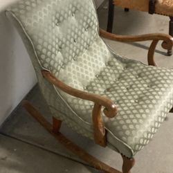 Vintage Rocking Chair – Solid Wood & Comfy Upholstery