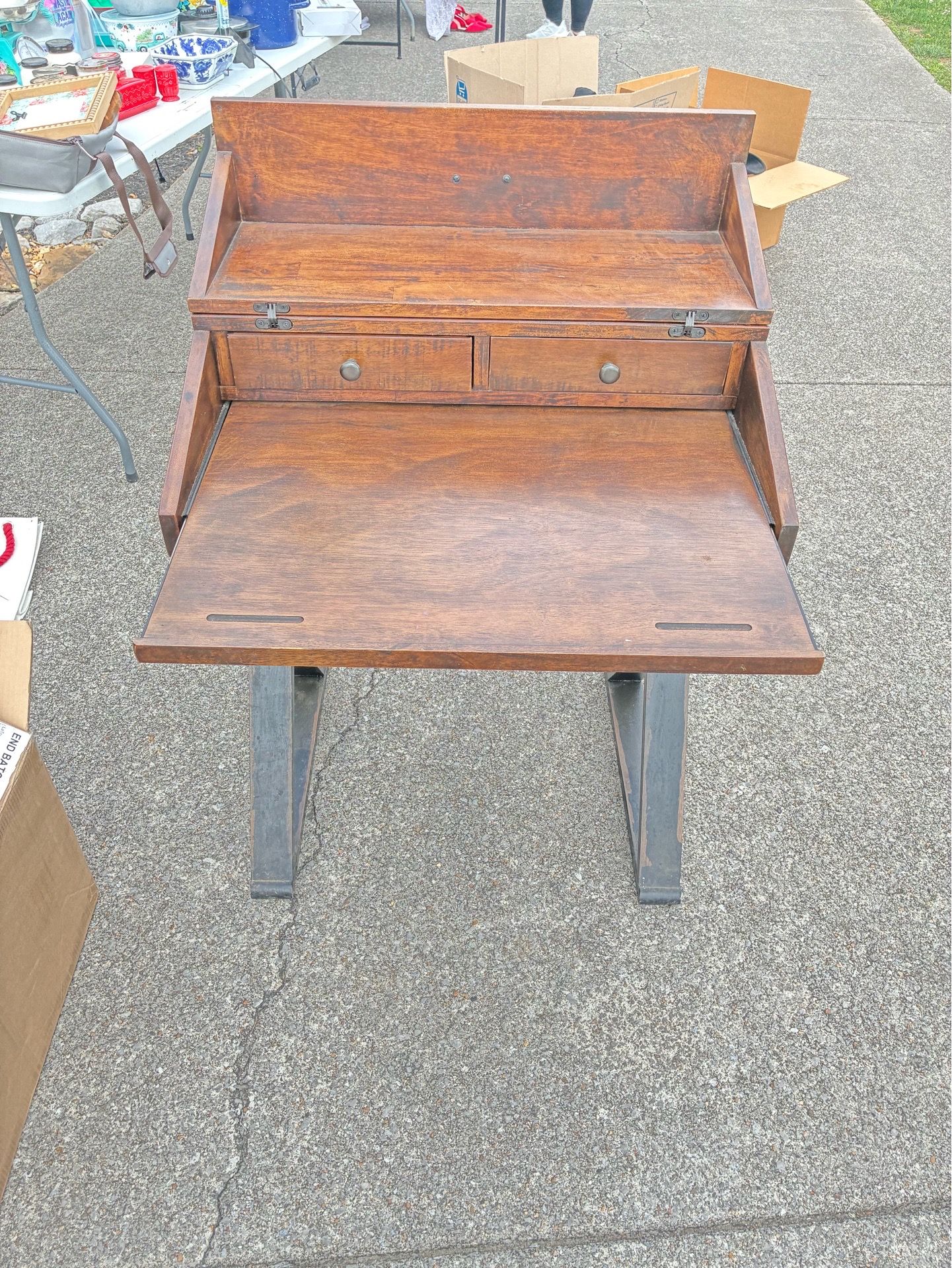 Compact wooden desk