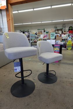 Highland Gas-lift Adjustable Swivel Bar / Counter Stool