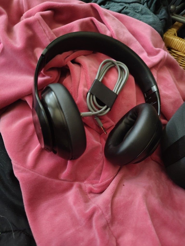 Beats by dr.dre earphones headphones studio pro Used Like New Retell For Over $300