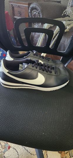 Like new! Men's Nike Cortez Leather sneakers, size 10