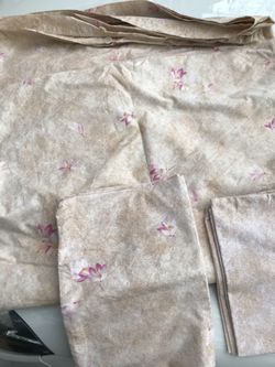 Queen size comfort cover and 2 pillowcases. Cleaned Like New Condition.  Never Used . Reduced 