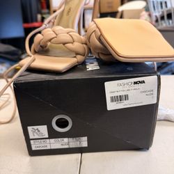 Woman’s Hills Size 7 