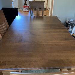 Dining Room Table: 4 Arm Chairs, 2 Leaf Extension, And 3 Protection Pads