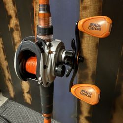 Abu Garcia Max STX Baitcaster w/ Berkley Shock Lightning Rod!+++