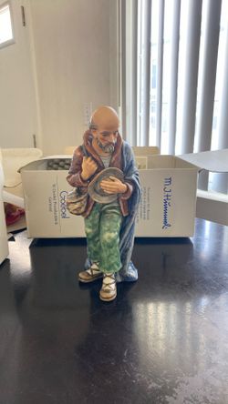 Shepherd Standing Hummel Nativity Piece