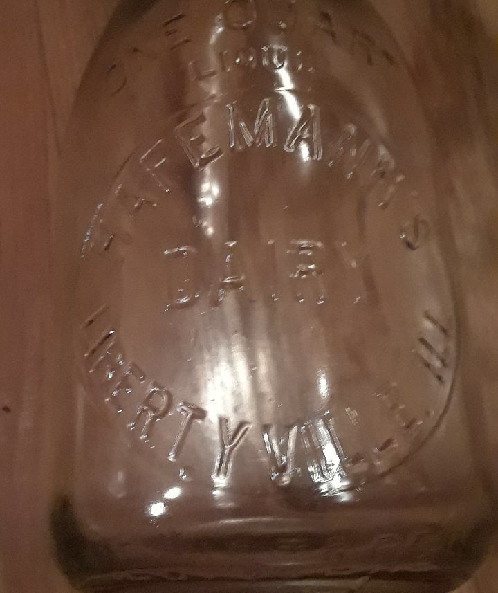 Vintage milk bottle.  Hafemann's Dairy Libertyville Illinois.  One quart excellent condition