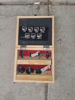 Brand new router with new 8 piece bit set great buy