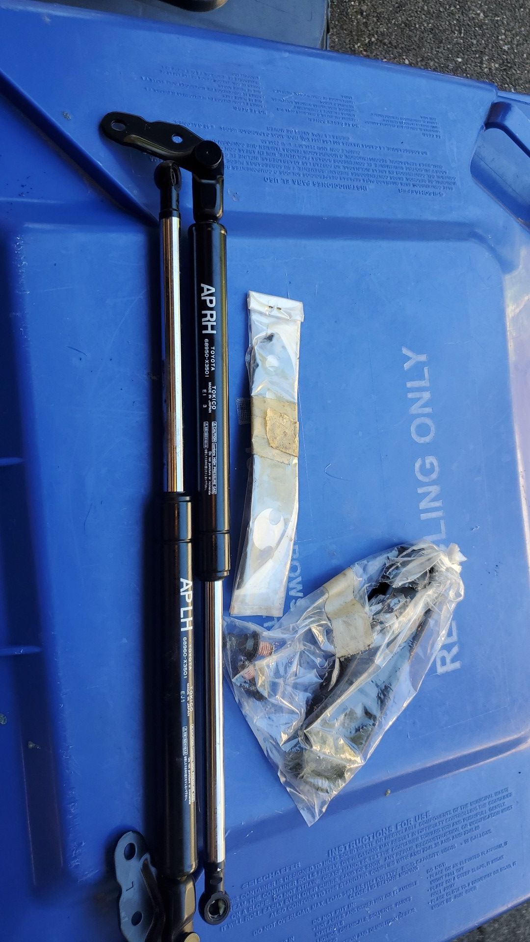 Brand new 2000-2005 rear trunk struts