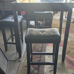 Kitchen table with 4 stools