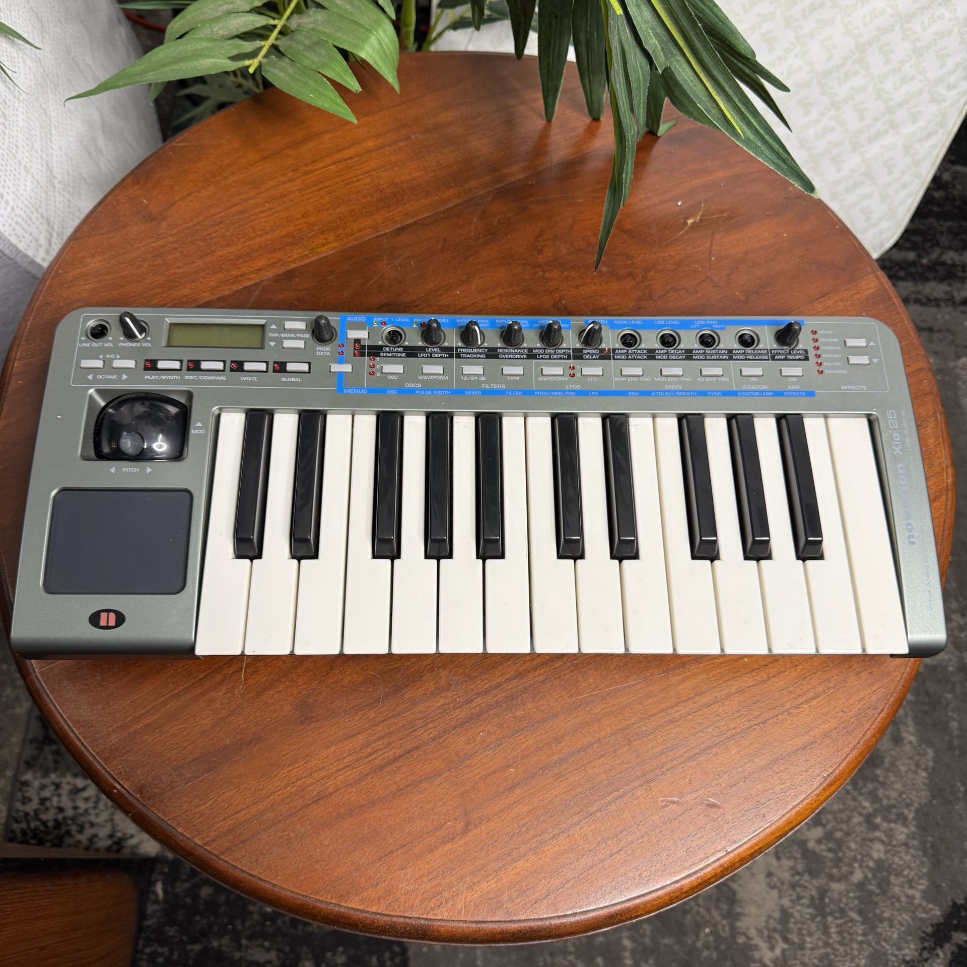 Keyboard Analog Synthesizer Controller Novation Xio 25