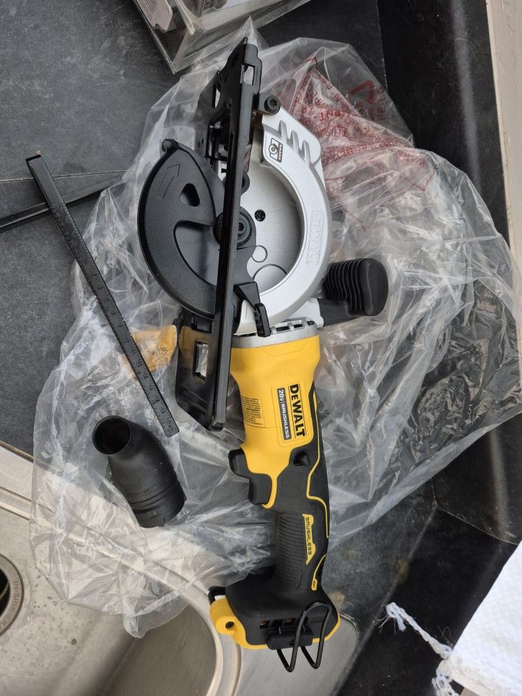 DEWALT - ATOMIC 20V MAX Cordless Brushless 4-1/2 in. Circular Saw (Tool Only)
DEWALT - ATOMIC 20V MAX Cordless Brushless 4-1/2 in. Circular Saw