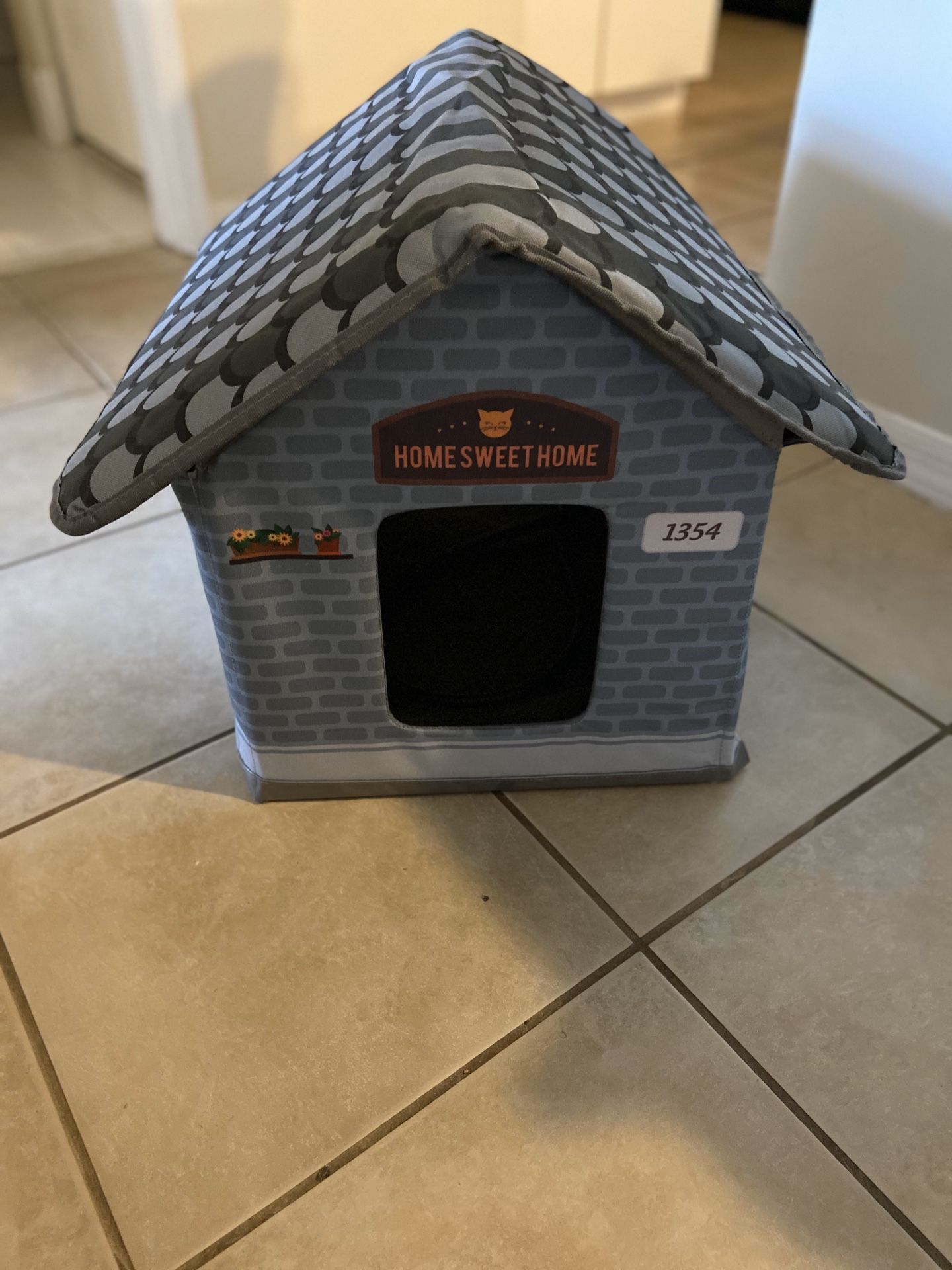 Cat house/small dog house