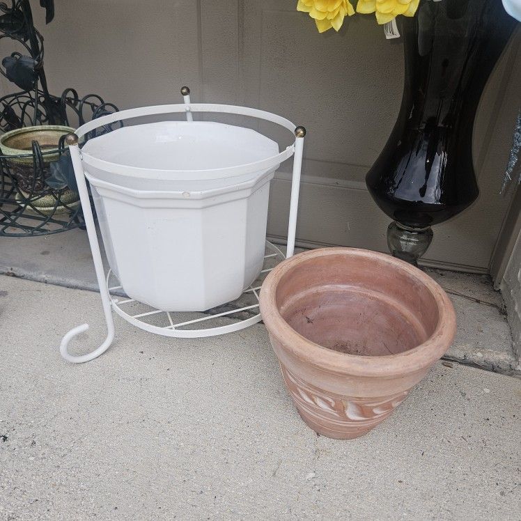 PLANT POTS. WHITE $15