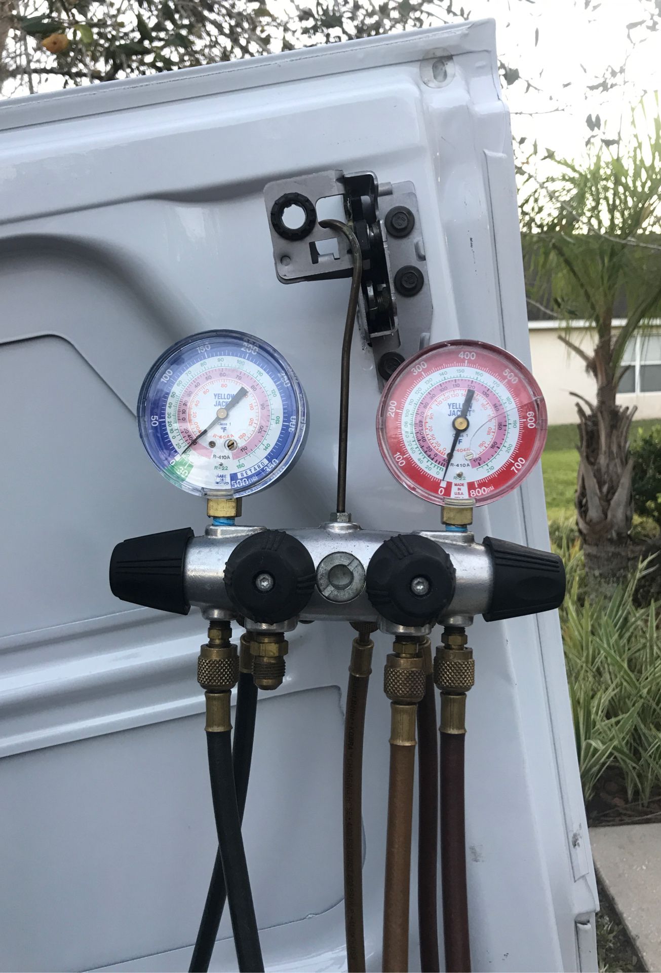 4 port manifold with yellow jacket gauges slightly use pressure tested