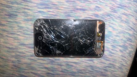iPod touch 4th generation cracked