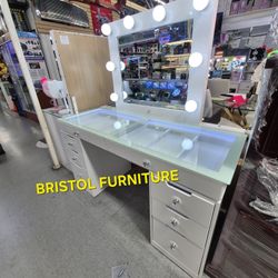 💝 White Vanity Set, Mirror And Vanity Base, New In The Box.