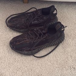 Yeezy‘S Brown And Black