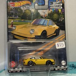 Hot Wheels Premium Boulevard Yellow Porche 911 Turbo