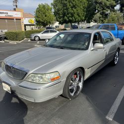 2004 Lincoln Town Car 