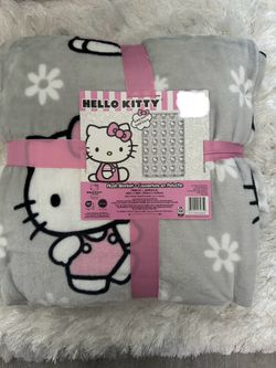 BRAND NEW Hello Kitty Plush Blanket/Throw  60in. X 96in. (152cm X 244cm)