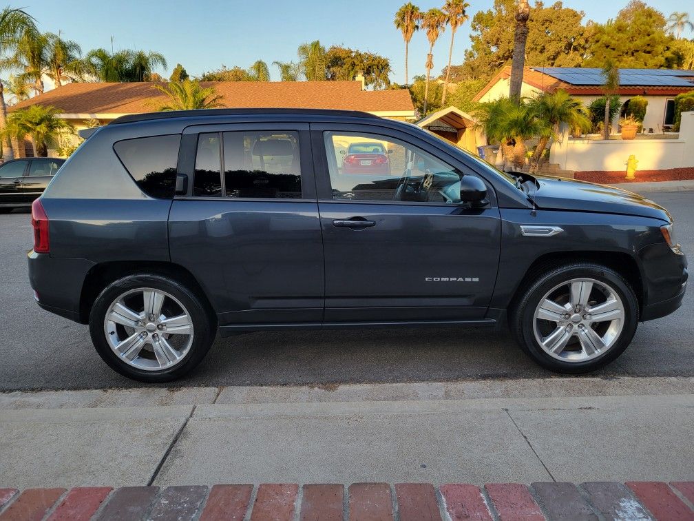 (15) Jeep Compass, Clean Title, 20"rims, 4 Cylinder Gas Saver, Smogged, Backup Camera, Runs Great
