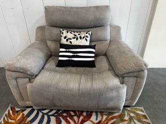 LIGHT GRAY LAZYBOY CHAIR W/ FREE DELIVERY