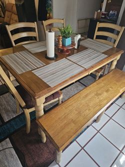 Dinning Table. In Good Condition