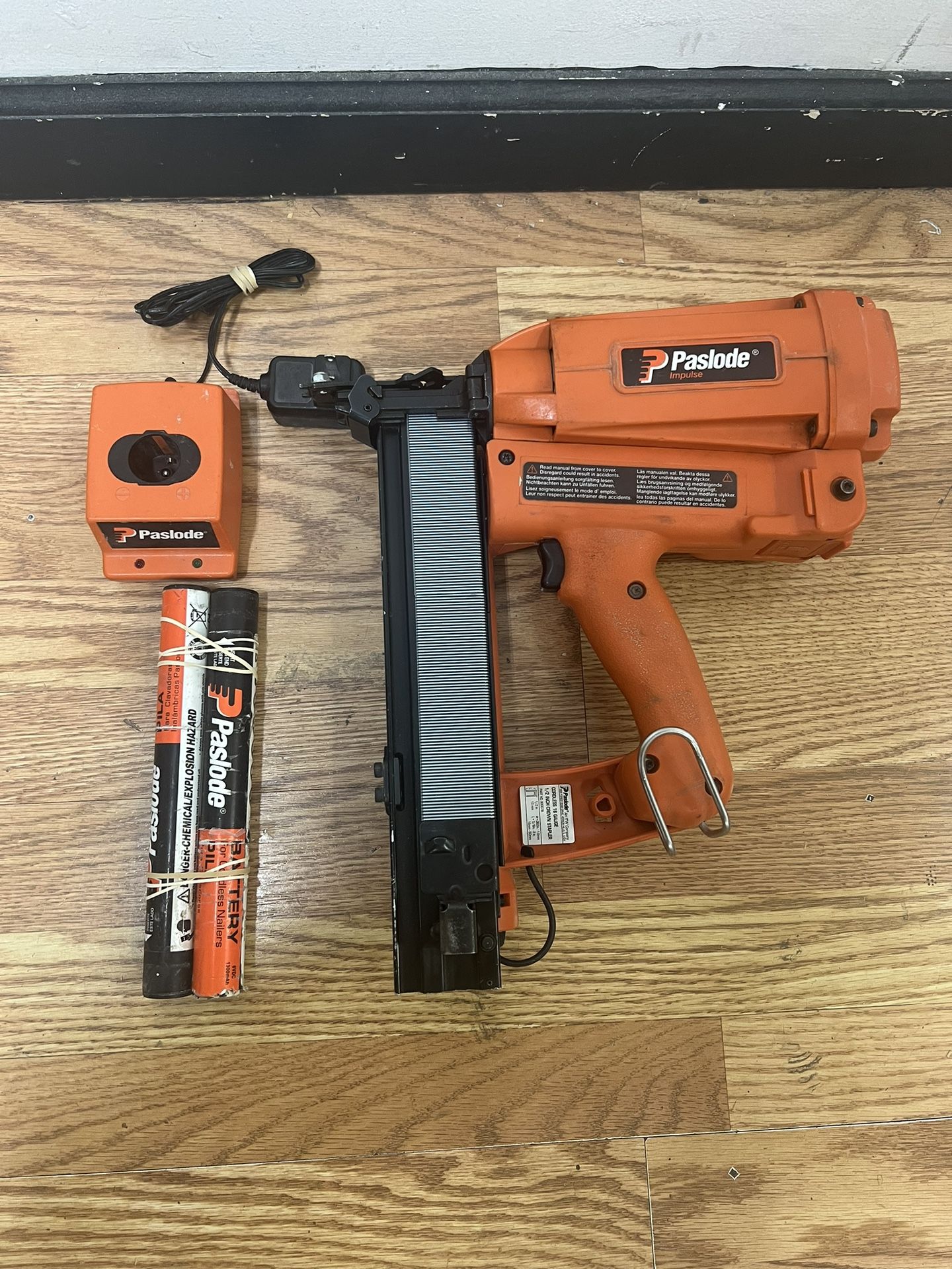 Paslode Cordless Utility Stapler IM200/50-S16. 5/8” to 2” - 1/2” Crown
