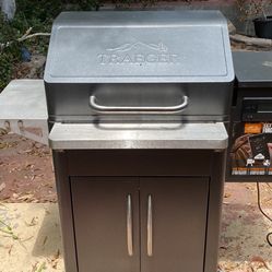 Traeger Silverton 600 Wood Pellet Grill