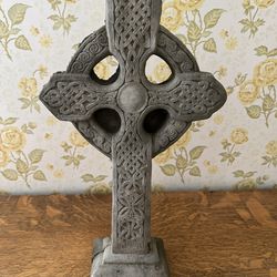 Solid Rock Stoneworks Cross On Base- PreAged 16”