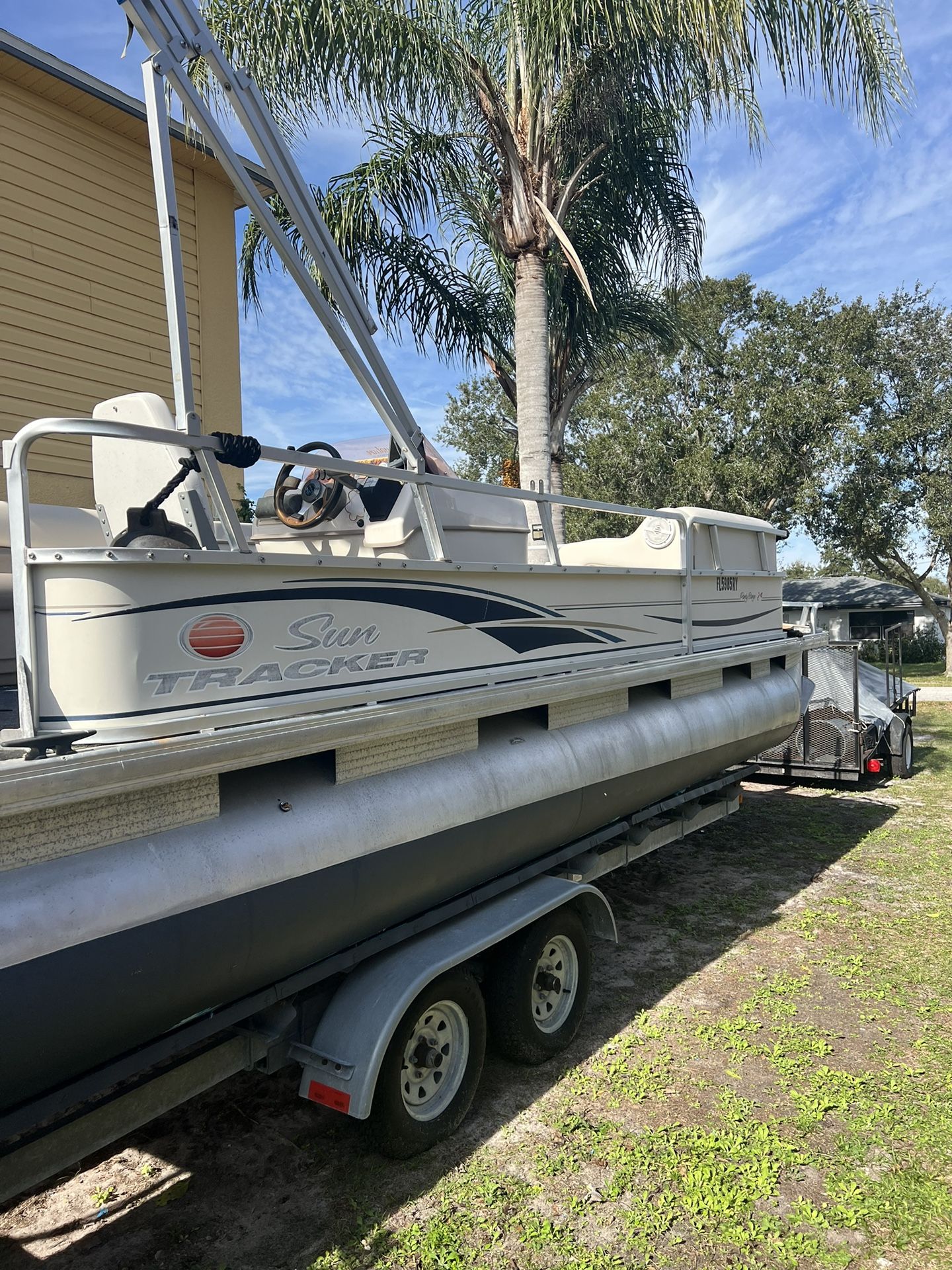 2008 Sun Tracker 24 party barge . Sun tracker