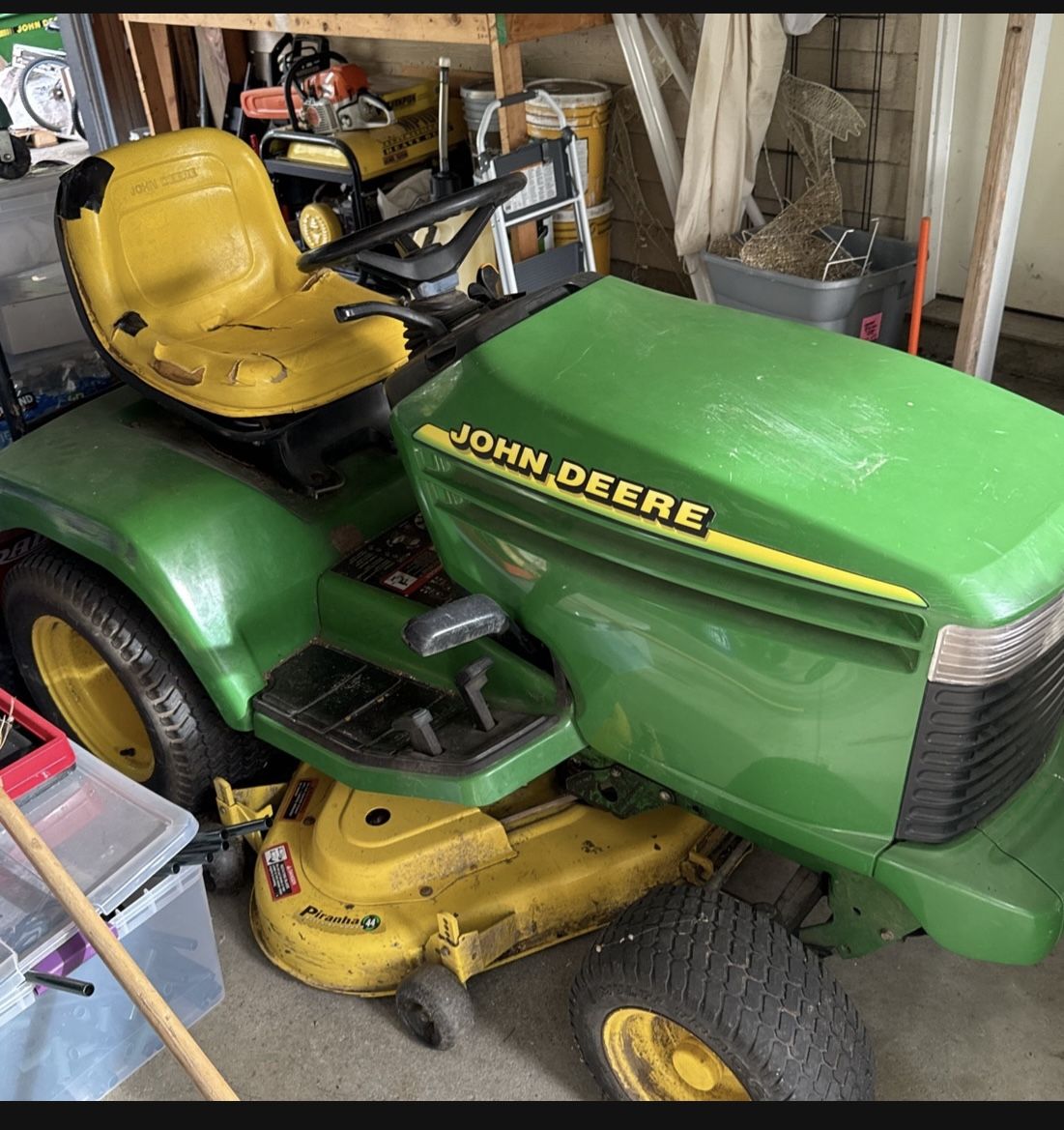 JOHN DEER RIDING LAWN MOWER